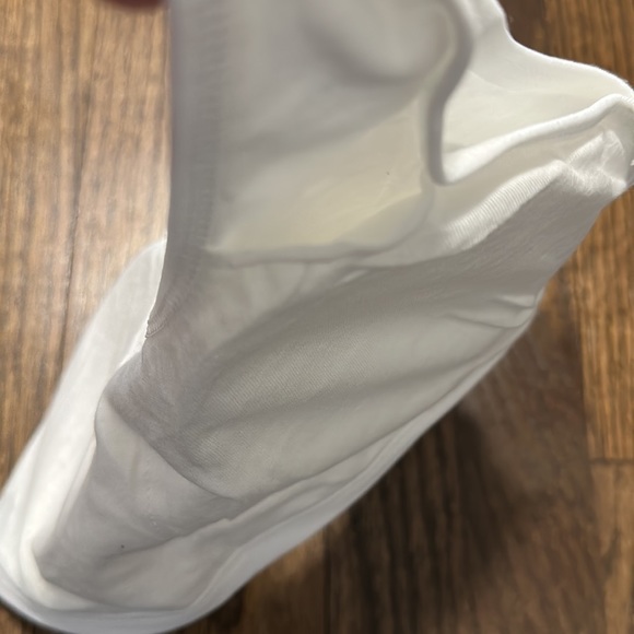 New Youths White Stretchable Sports Bra With Removable Pads Size Medium - Picture 4 of 7